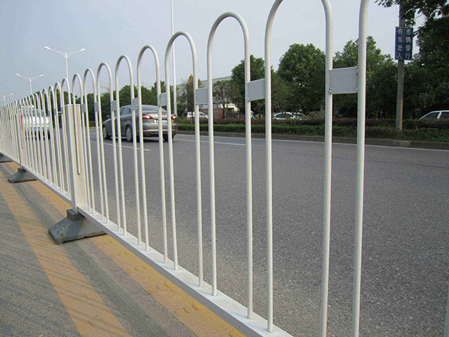 雙向四車道設(shè)置護(hù)欄