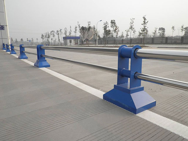 雙向四車道設(shè)置護(hù)欄