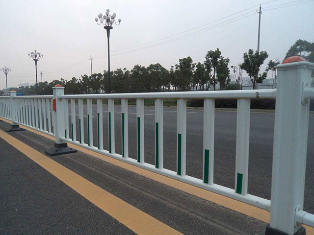 雙向6車道要設(shè)置中心隔離護(hù)欄