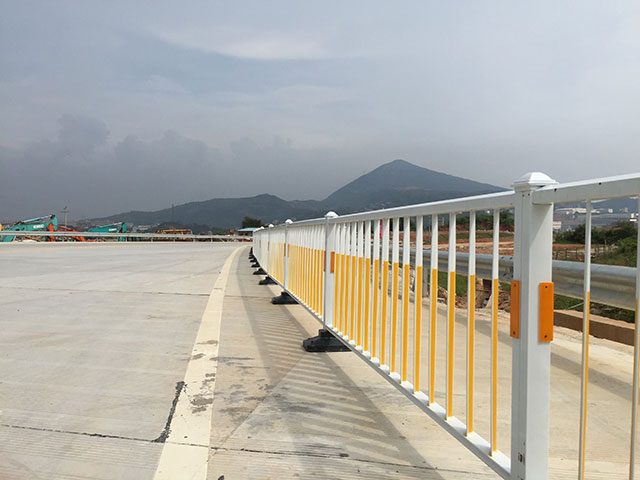 城市道路隔離護(hù)欄圖片