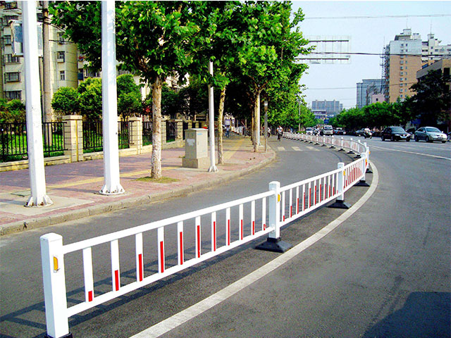 城市道路隔離護(hù)欄廠家