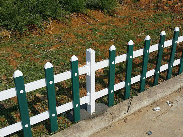 運城市區(qū)馬路中間裝了護欄