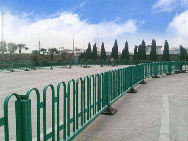 重慶萬(wàn)州區(qū)道路護(hù)欄廠家直銷(xiāo)