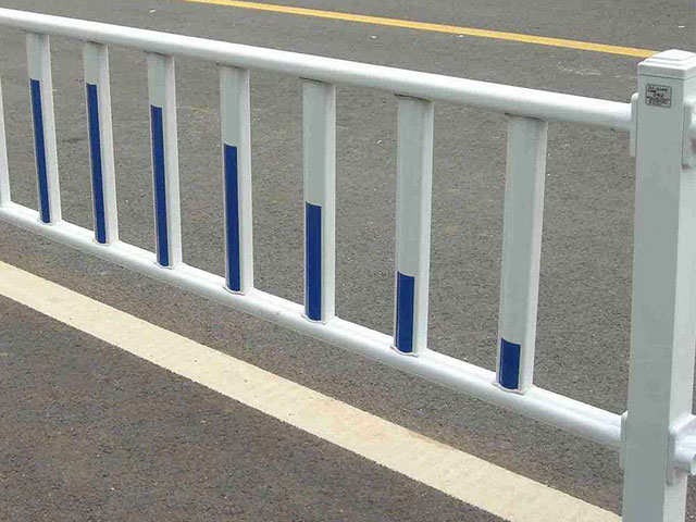 重慶萬(wàn)州區(qū)道路護(hù)欄廠家直銷(xiāo)