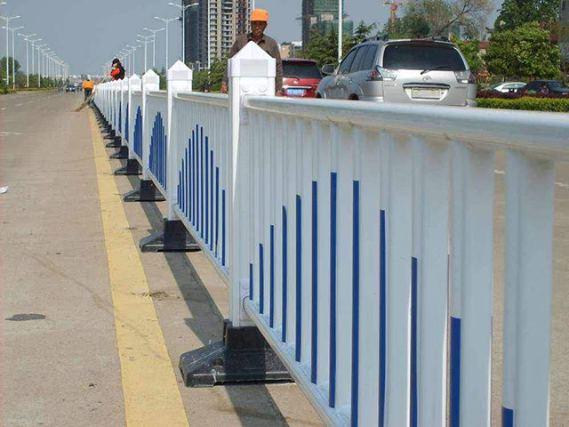 廠家道路護(hù)欄多少錢