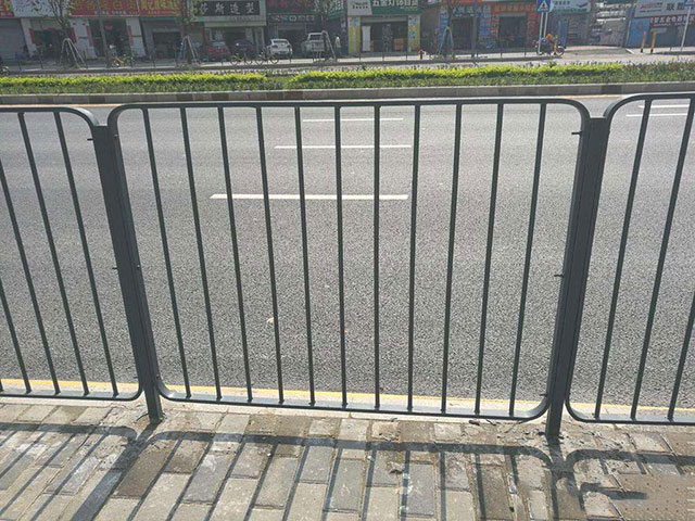 道路護欄打樁機上