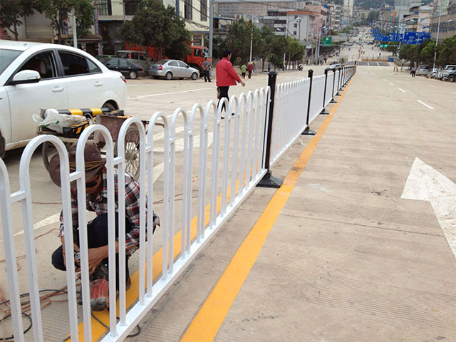 道路中間護(hù)欄歸哪個(gè)單位管理