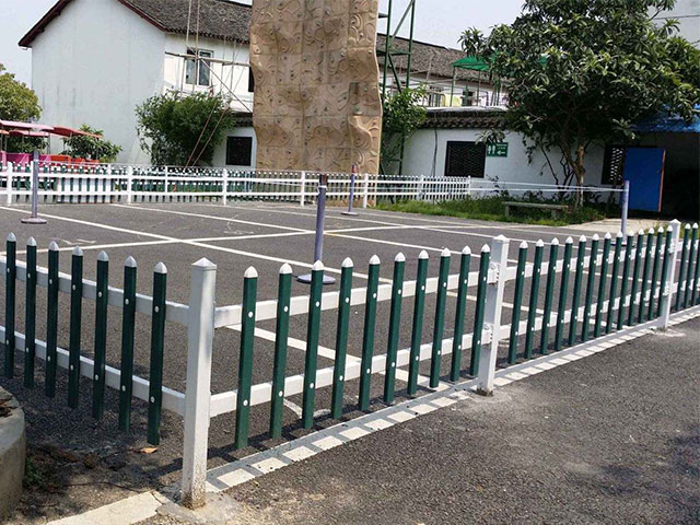 道路中間隔離護欄石頭