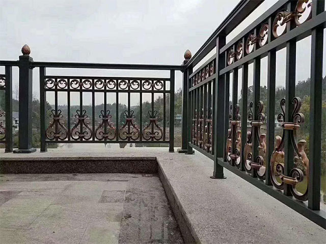 高層護(hù)欄裝玻璃外面