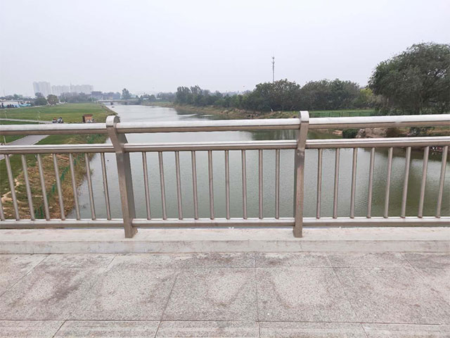 河堤護(hù)欄工程圖片