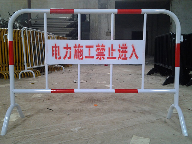 金屬活動(dòng)道路護(hù)欄