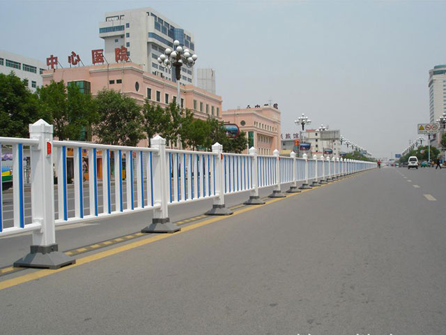 供應(yīng)街道護(hù)欄廠家