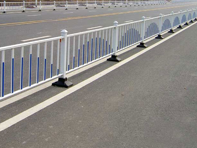 鋅鋼馬路護(hù)欄工程