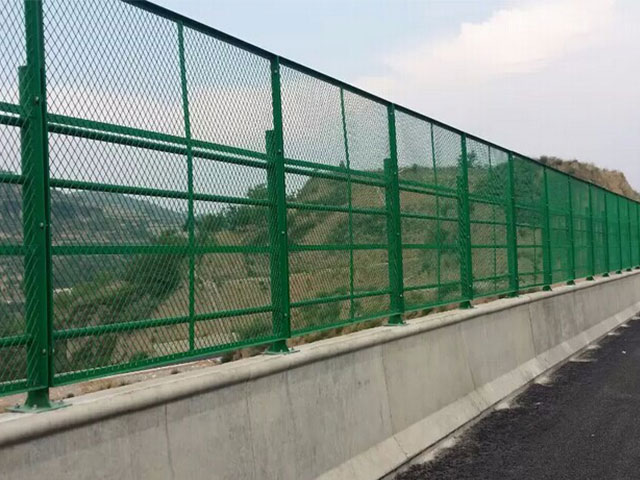 濟南橋梁防撞護欄工地安裝