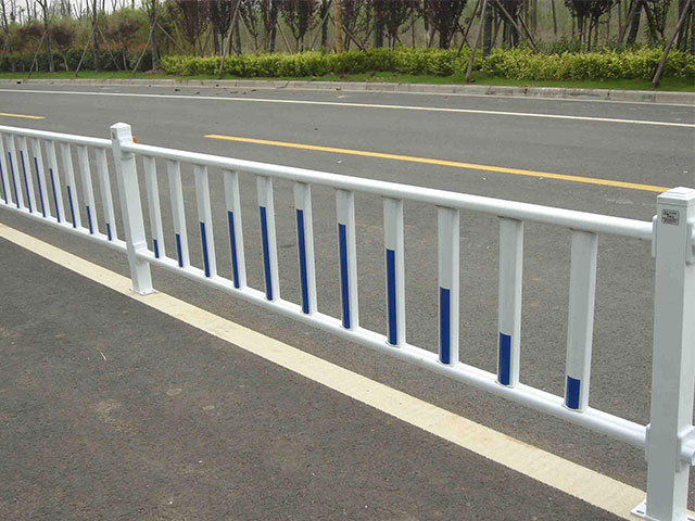 人行道上護(hù)欄