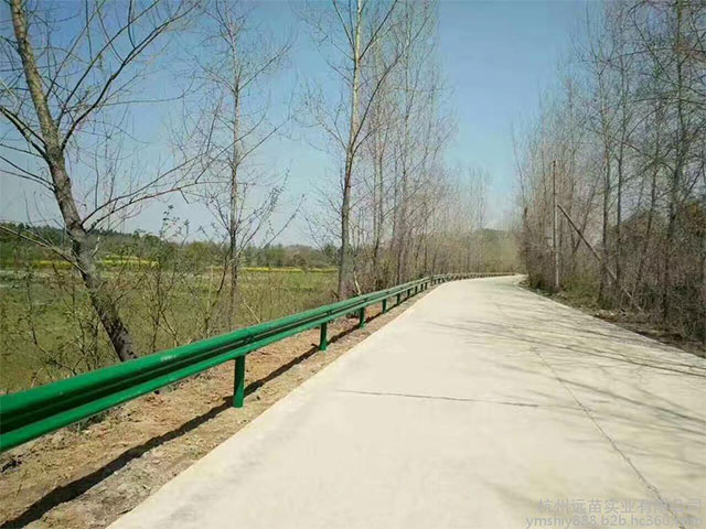 貴州省鄉(xiāng)村公路護(hù)欄