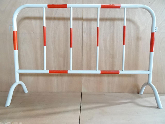高速公路移動(dòng)鋼護(hù)欄