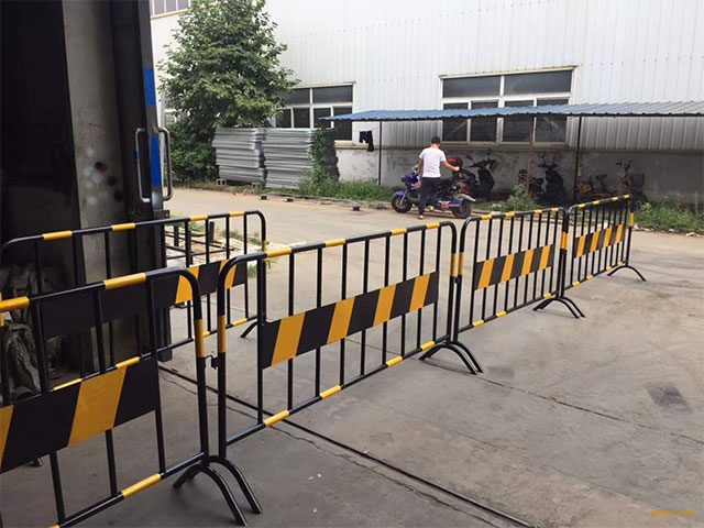 高速公路移動(dòng)鋼護(hù)欄