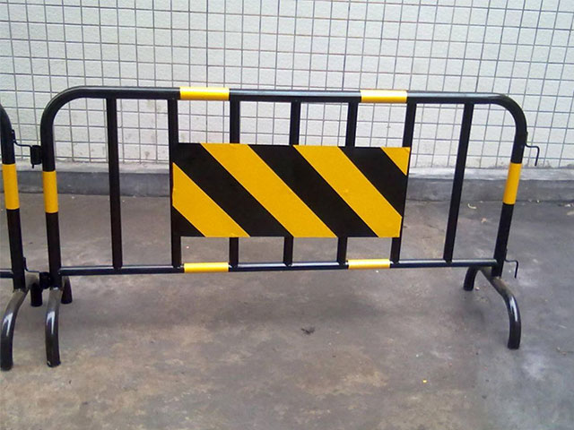 高速公路移動(dòng)鋼護(hù)欄